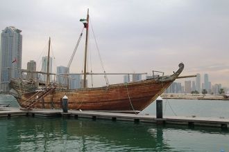 Старинный корабль перед входом в музей.
