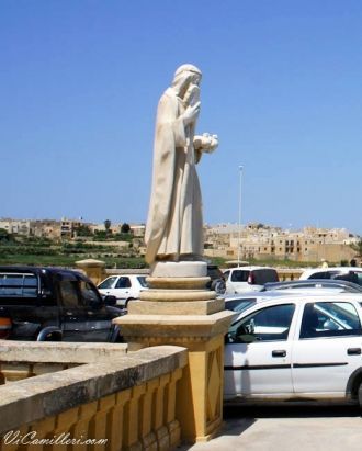 Мальта. Гозо. Статуя около церкви Та Пин