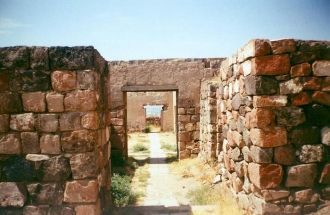 Фундамент крепости был сооружён из базал