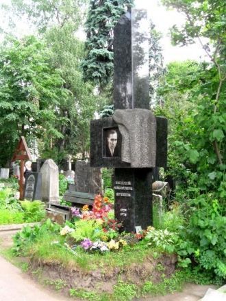 Василий Шукшин похоронен на Новодевичьем