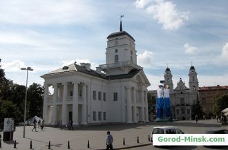 Городская ратуша находится на площади Св
