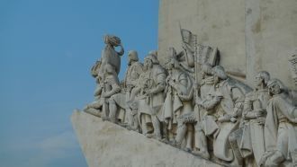 Памятник исполнен в виде каравеллы, укра