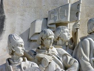 Фрагмент памятника первооткрывателям в Л