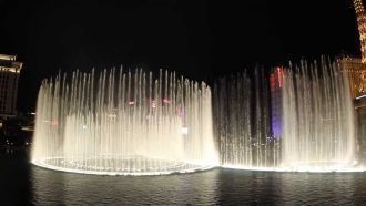 Танцующий фонтан перед отелем-казино Бел