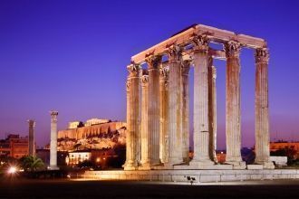 Ночной вид на храм Зевса Олимпийского.