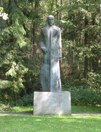 Памятник Ф. Дзержинскому.