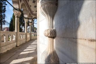 Стены мечети украшают изникские керамиче