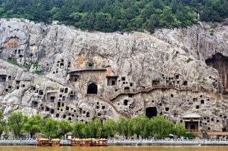 Пещеры заняли склоны гор Сяньшань и Лунм