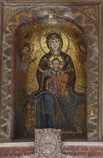 Мозаичная икона Богородицы на Троне над 