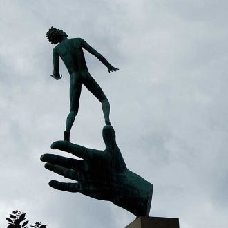 Статуя «Рука Бога» в Стокгольме является