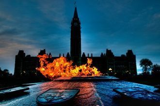 Вечны огонь с видом на Здание Парламента