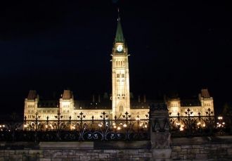 Оттава. Здание Парламента ночью.