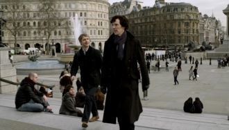 Шерлок и Джон на Трафальгарской площади.