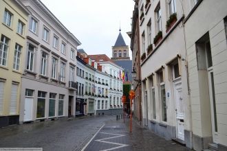 Улица Sint-Jakobsstraat. Впереди виден о