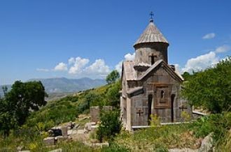 Церковь Ованеса украшена традиционным ра