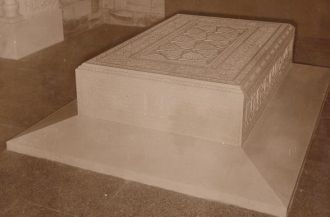 Белый мраморный саркофаг украшен орнамен