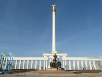 Монумент стоит напротив Дворца Мира и Со