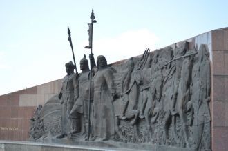 Барельефы с изображением  казахских баты