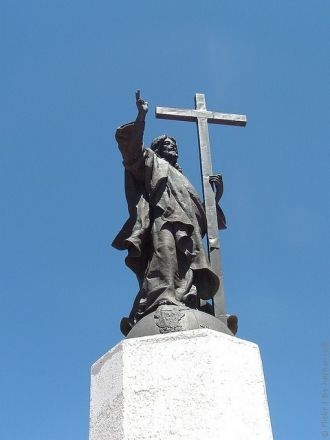 Памятник, построенный в Андах, расположи