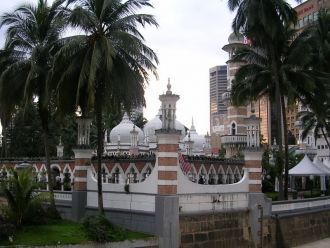У мечети есть три купола, которые окружа