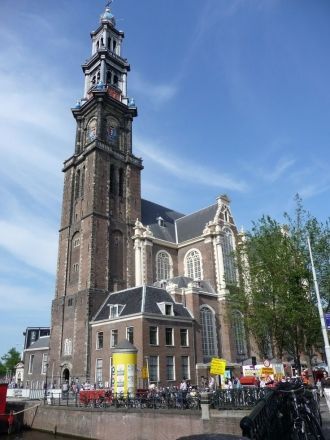 В то время, как многие церкви в Амстерда