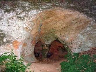 Чертова пещера на берегу реки Гауи.