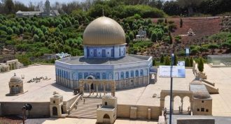 Мини мечеть Купол Скалы в Мини Израиле.