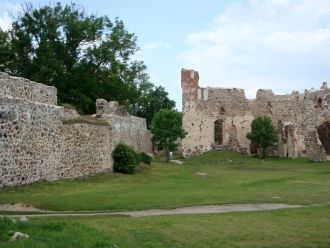 Замок строился из камня для нужд Ливонск