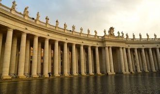 Колоннада Бернини в Ватикане возведена в