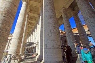 Ватикан окружают две массивные колоннады