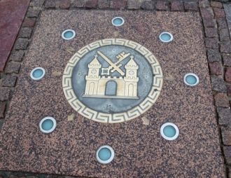 Герб Тарту на мостовой Ратушной площади.