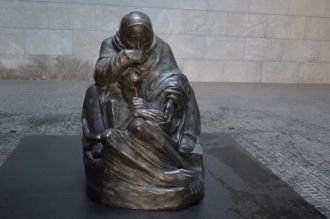 Скульптура Кете Колвиц «Пьета»