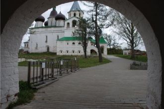 Вид Антониево-Сийского монастыря из-под 