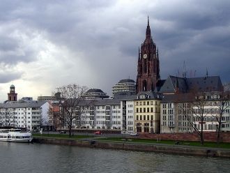 Франкфуртсикий собор с двух сторон зажат