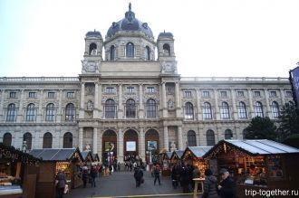 Здание на площади Марии Терезии.