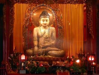 Скульптура медитирующего Будды с закрыты