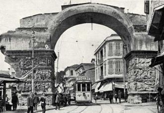 Трамвай под аркой Галерия (1920 год).