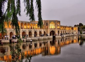 Знаменитый арочный мост Кхаджу в иранско