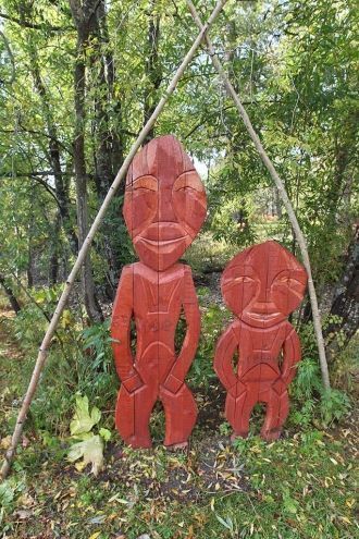 Деревянные статуи в деревне “Пимчах”.
