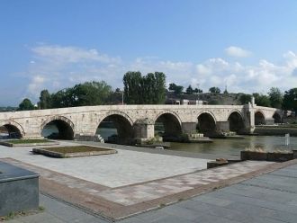 Каменный мост построен из цельных каменн