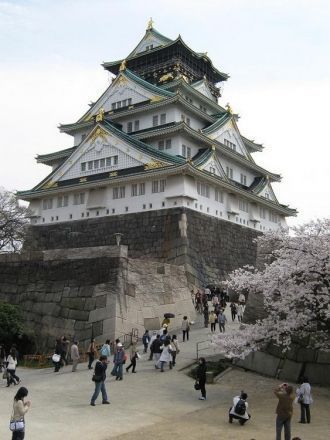 Замок в Осаке построен на двух скальных 