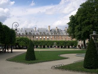 Сквер Людовика XIII, поражающий своей кр