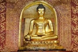 Будда Пхра Синг сидит на троне на фоне с