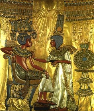 Фрагмент спинки трона Тутанхамона.