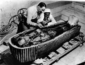 Изучение Картером мумии.
