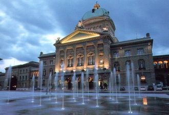 Федеральный дворец в Берне является одни