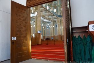 Вход в мечеть Нур-Астана