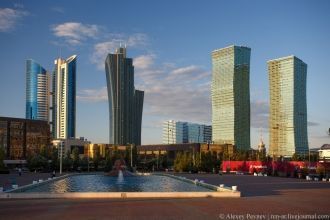 Вид с площади перед мечетью Нур-Астана