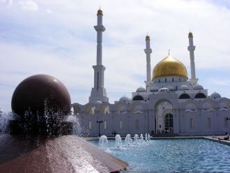 Перед мечетью большой фонтан и просторны