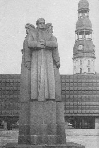 У памятника, в советские времена стоял п
